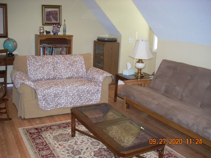 Prostor za sjedenje s Loveseatom i Futonom