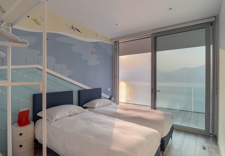 Každý z dvojitých matracov má rozmery 90 cm x 200 cm ( alebo 78,74 x 35,43 palca ) a oddelené postele môžu byť tiež spojené tak, aby vytvorili manželskú posteľ veľkosti 180 cm x 200 cm ( alebo 78,74 x 70,87 palcov ) podľa vašich preferencií. 