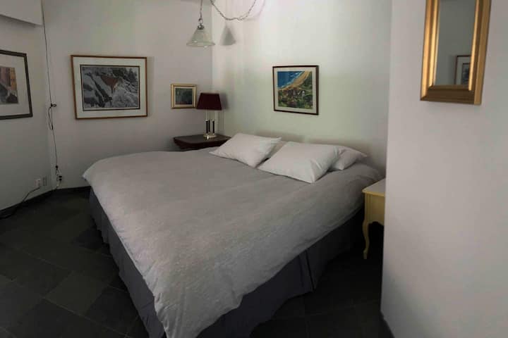 Master bedroom with kingsize bed
Cotton linens.