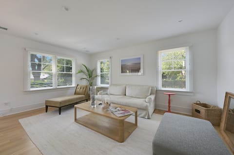 Top Airbnb: Great Location Southampton Village 5 min to shops! in Southampton