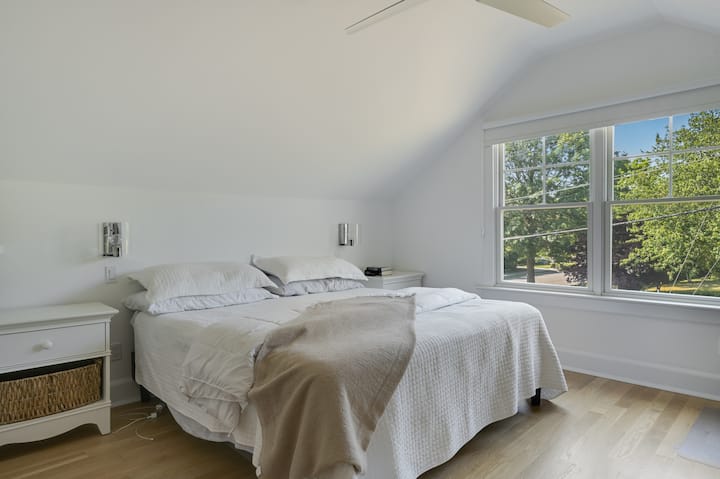 Chumba bora cha kulala chenye bafu la chumbani. Kitanda aina ya King - Ghorofa ya juu