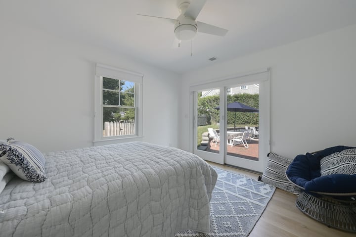 Chumba cha kulala kilicho na mlango wa baraza hadi eneo la bwawa - ghorofa kuu. Kitanda aina ya Queen