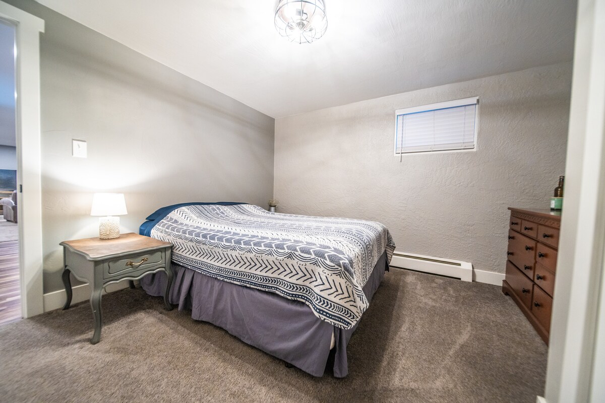 Lampa, nočné stolíky, komoda