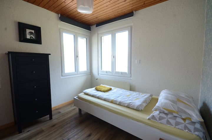 Seng 2.  Tredobbelt soveværelse med enkeltseng og køjesenge til voksne.   Fantastisk søudsigt.