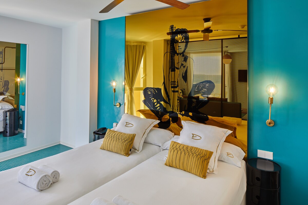 يتوفر سريران مفردان أو سرير مزدوج واحد، عند الطلب ورهنًا بالتوافر. تحتوي الأجنحة أيضًا على سريرين أريكة متاحين للضيوف.