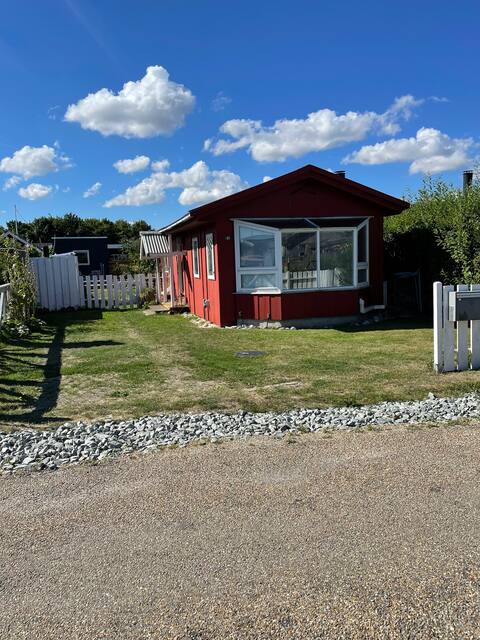 Hasmark, 2 bedroom cottage 50m from the beach