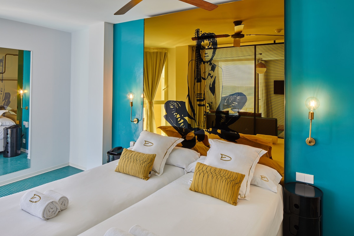 Διατίθεται με 2 μονά κρεβάτια ή 1 διπλό κρεβάτι, κατόπιν αιτήματος και βάσει διαθεσιμότητας. Οι σουίτες διαθέτουν επίσης 2 καναπέδες-κρεβάτια για τους επισκέπτες.