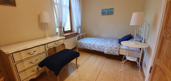 ห้องนอนชั้นล่างมีเตียงเดี่ยว 0.9x2 ม.