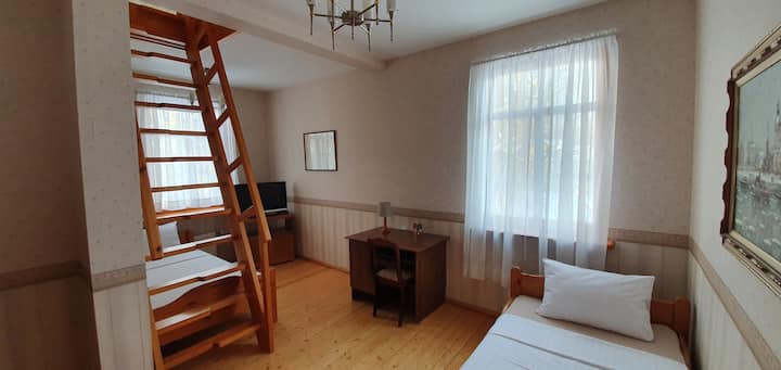 ห้องนอนบนชั้นสองเตียงเดี่ยว 2 เตียง