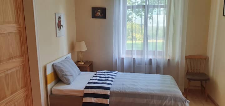 ห้องนอนชั้นล่างมีเตียงเดี่ยว 0.9x2 ม.