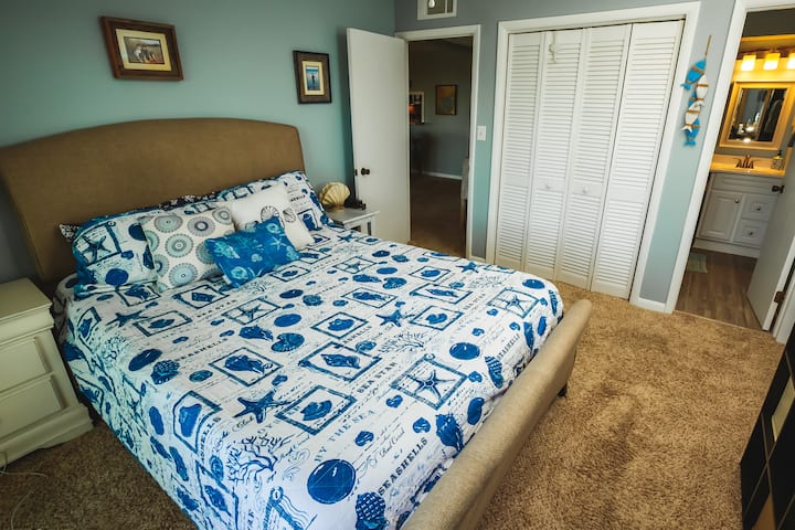 Primary bedroom with en suite full bath 