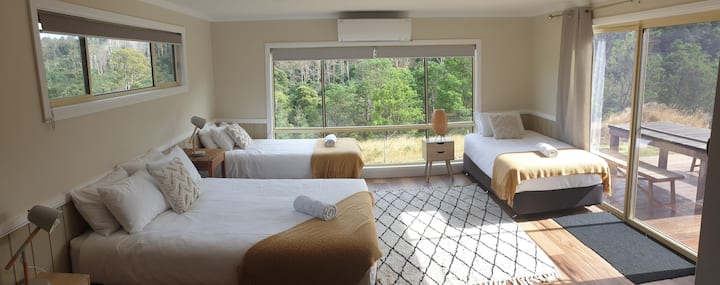 غرفة نوم في الطابق السفلي