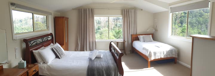 غرفة نوم في الطابق العلوي