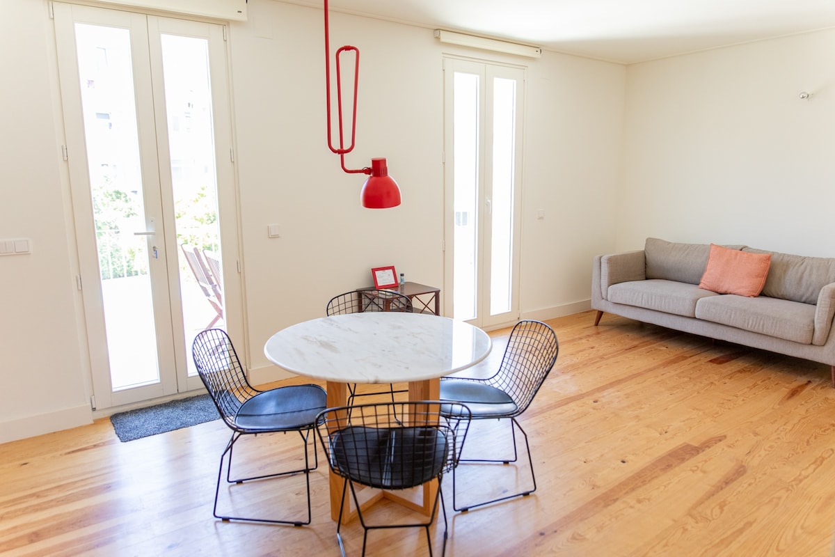 Airbnb em destaque: Casa René, 2BR apartment with big pool (3rd fl) em União Das Freguesias De Almada, Cova Da Piedade, Pragal E Cacilhas