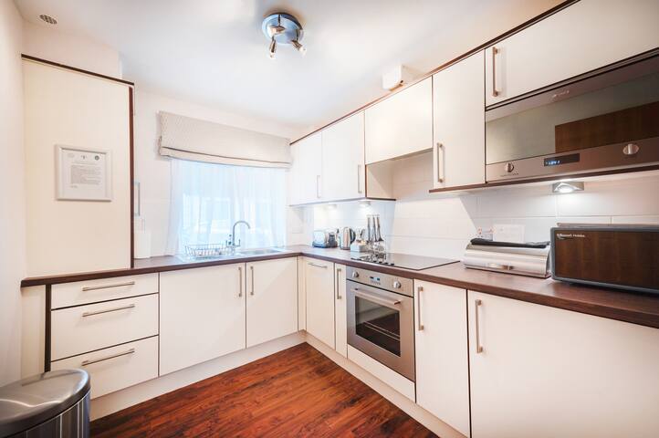 Spacious 2 Bedroom Apartment by Mansley gallery image 4