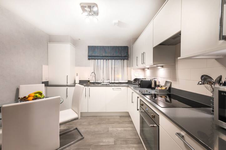 Comfort 2 Bedroom Apartment by Mansley gallery image 5