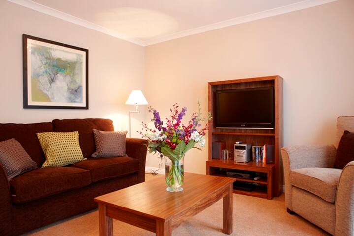 Comfort 2 Bedroom Apartment by Mansley gallery image 2