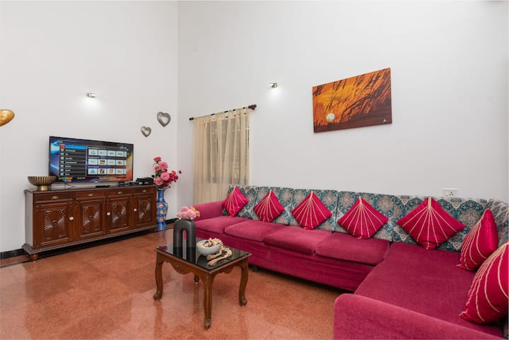 Spacious and comfortable living room - 3BHK villa for rent