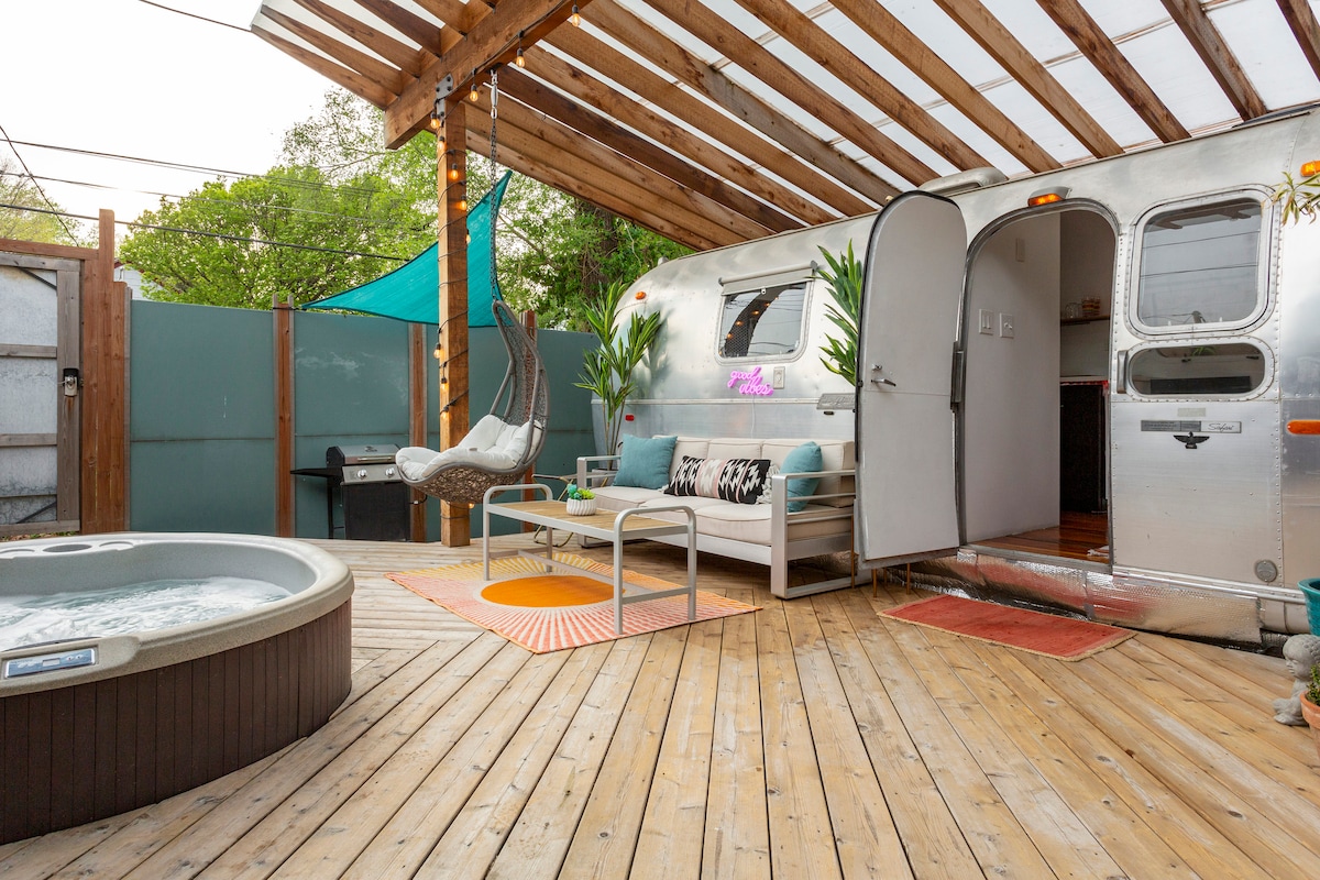 The KC LoveStream! Renovated Airstream Trailer! - Tiny houses for Rent ...