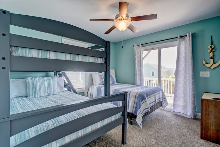 Soba na kat - 2 bračna kreveta i bračni krevet na vrhu. 