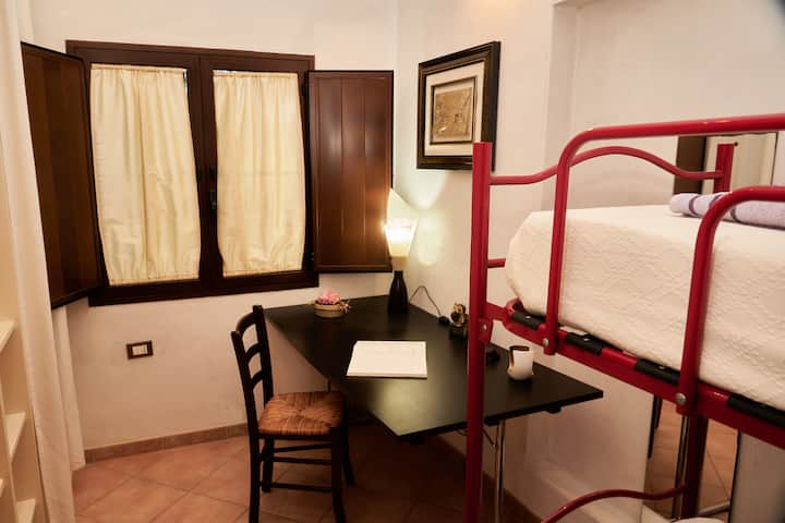 غرفة نوم بسرير بطابقين