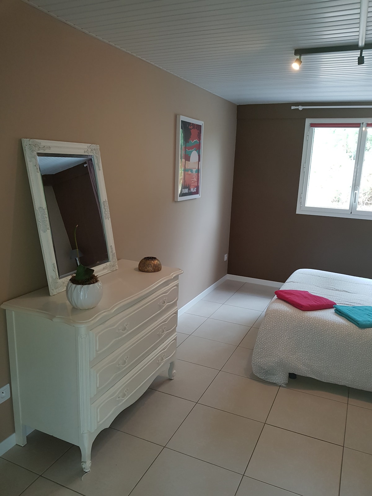 Prostrana soba od 13 m2, na raspolaganju je suncobran.
Ormar i komoda.
Može se dodati radni stol.