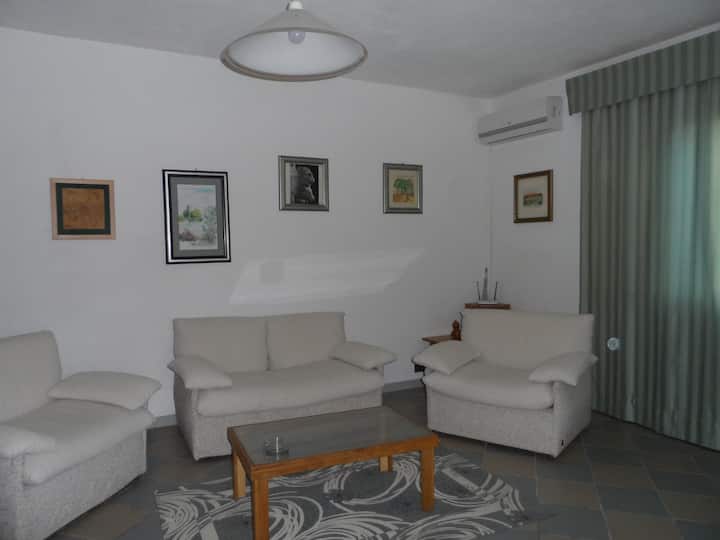 Tortoli' Comodo Appartamento Con Giardino - Tortolì