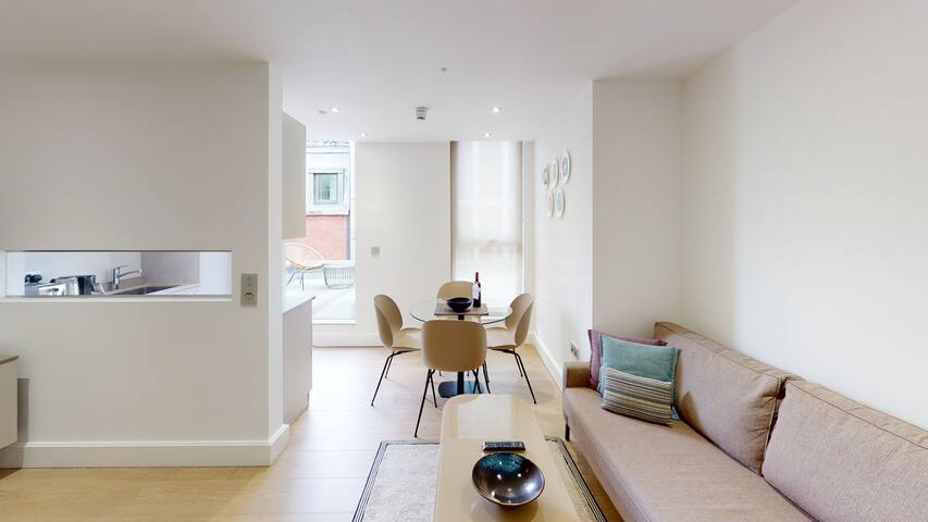 Luxury Two Bed Apartment with Private Terrace gallery image 4