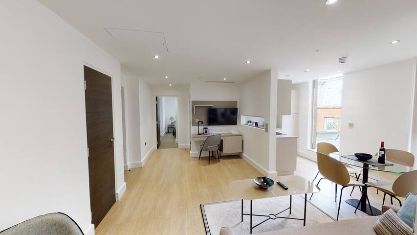 Luxury Two Bed Apartment with Private Terrace gallery image 5