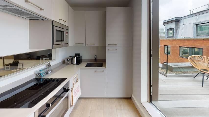 Luxury Two Bed Apartment with Private Terrace gallery image 2