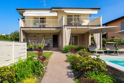 Top Airbnb: IRIS Apartment with Terrace, Pool & Wi-Fi a Lazise