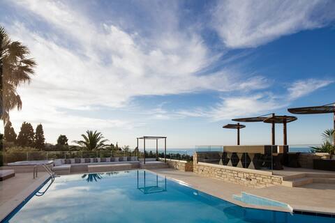 Sea views, sauna, hot tub, mini golf, 2 pools!