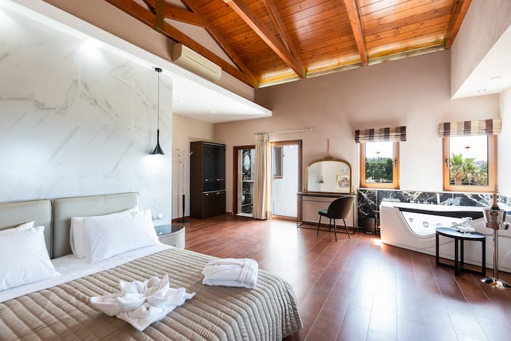 The Villa can comfortably accommodate up to 16 guests in its 6 bedrooms.