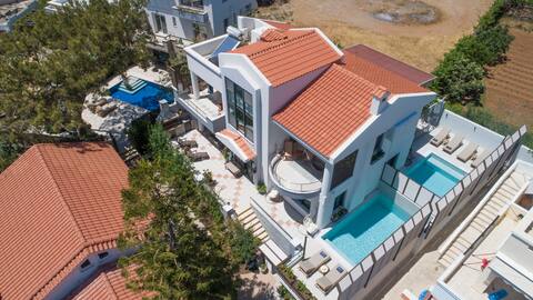 Luxury 14 bedroom villa complex next to beach