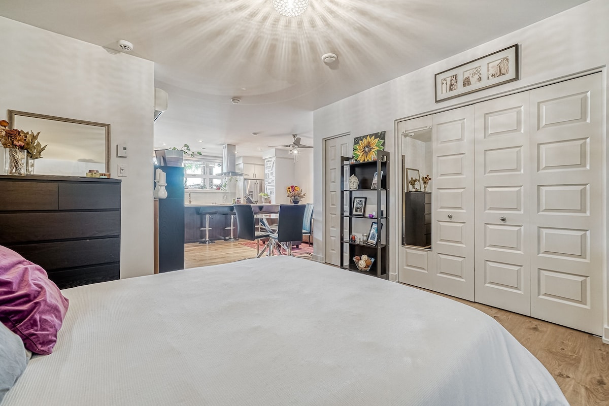 לידיעתכם, שולחן המטבח מזכוכית כבר לא נמצא ביחידה הזו. הוא הוסר ולא הוחלף. 