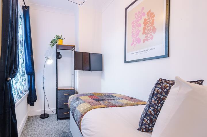 غرفة النوم 3 - [سرير مفرد]: تأكد من إقامة مريحة في غرفة النوم هذه المصممة بعناية مع تلفزيون ذكي وفراش فاخر ومساحة تخزين واسعة.