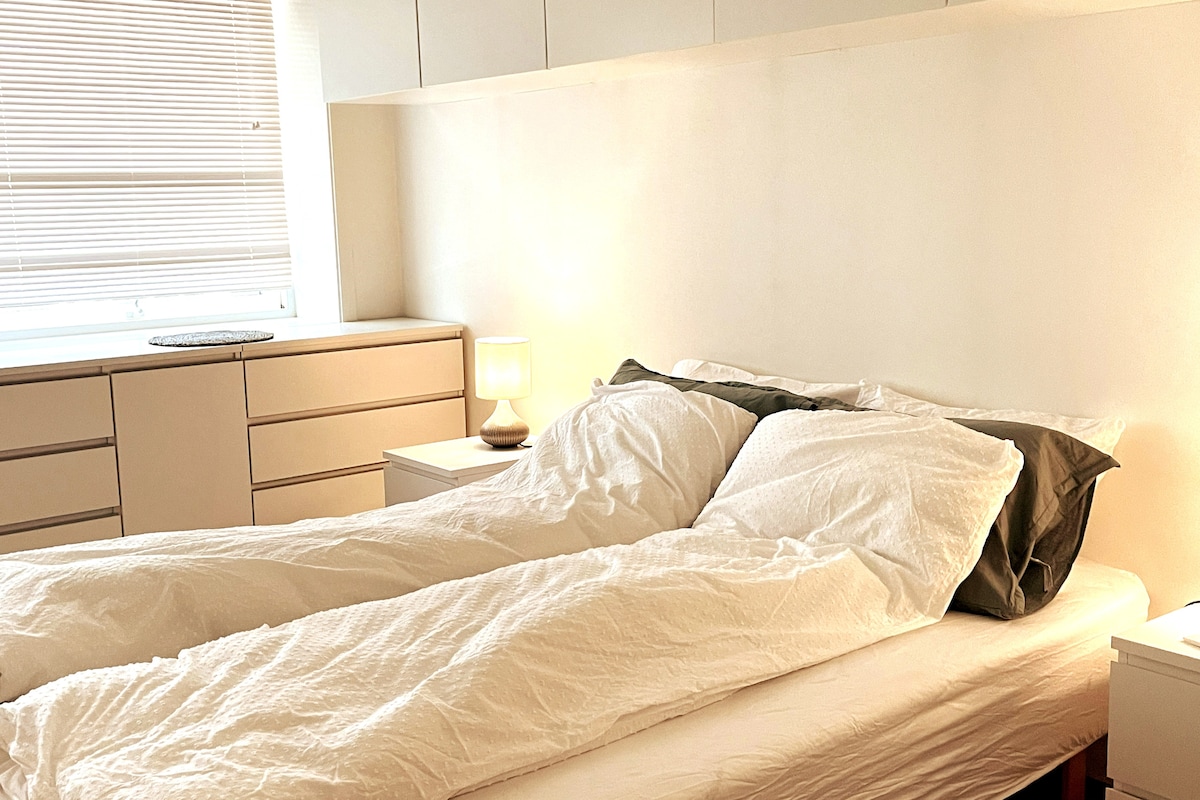 Ладна спална соба за најмалку двајца, каде што можете да доживеете колку е тивко и мирно соседството. 

Добриот сон кога патувате е добар и за одмор и за деловни патувања.

Со доволно шкафови и фиоки, исто така, може да биде во ред.