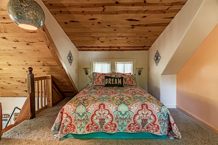 楼上阁楼配有一张标准双人床。