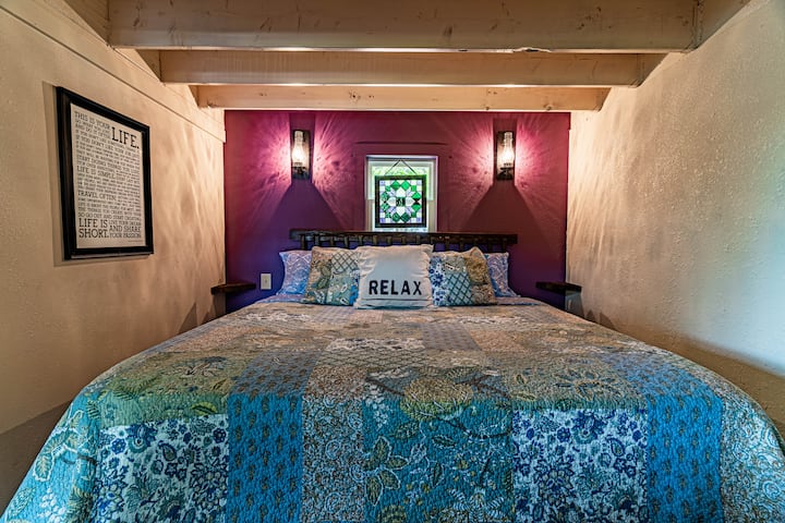 楼下有一张超级舒适的加大双人床。