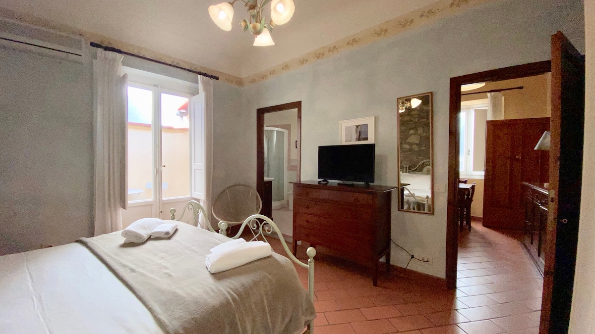 Chumba cha kulala mara mbili, bafu upande wa kushoto, eneo la kula upande wa kulia  / Chumba cha kulala mara mbili, bafu upande wa kushoto na eneo la kulia