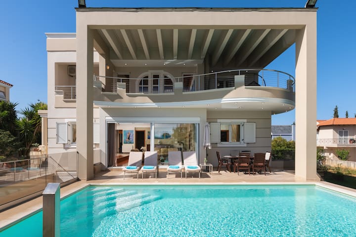 Cedar Tree Villa: Close to Town, Shops and Beaches