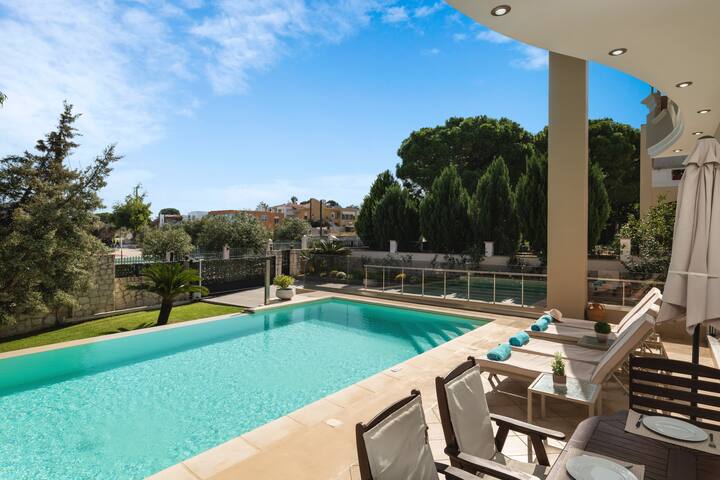 Cedar Tree Villa: Close to Town, Shops and Beaches gallery image 3