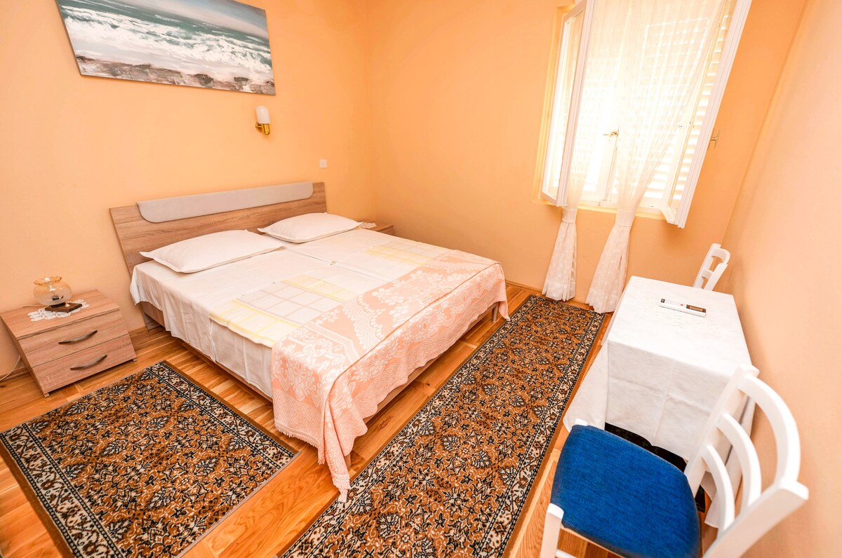 Საძინებელი - ბინა 4 ადამიანზე 