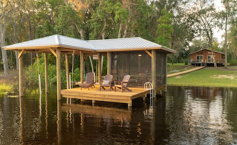 Private Lakefront, Large Dock, Pet Friendly, Wi-Fi