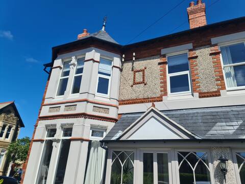 Super home close to the Sea!  Sleeps 8.  EV point!