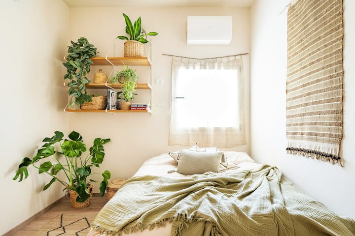 ได้เวลาผ่อนคลายและวางหัวของคุณบนหมอน * เตียงนอนสบายและผ้าปูที่นอน