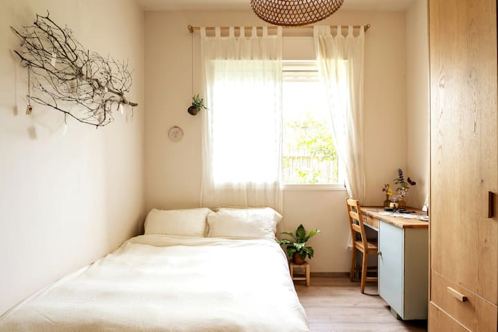 เวลาพักผ่อนและนอนบนหมอน * พักผ่อนและผ่อนคลาย * เตียงและเสื้อผ้าปูที่นอนที่สบาย