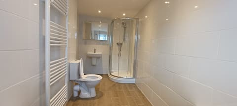 Bright and Cheerful 2 Bedroom Cottage with Parking