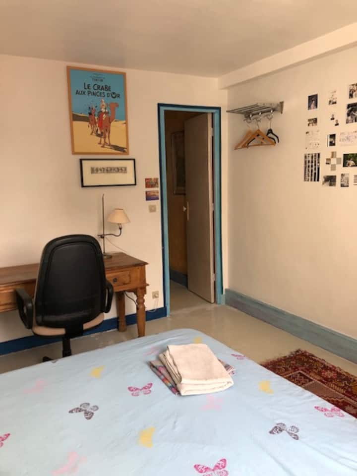 2号卧室-街边-标准双人床（ 80厘米/2米x 2米床垫）。