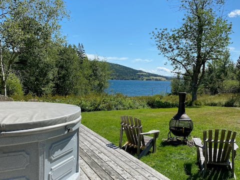 Coastal Cottage w/hot tub on Baddeck Bay